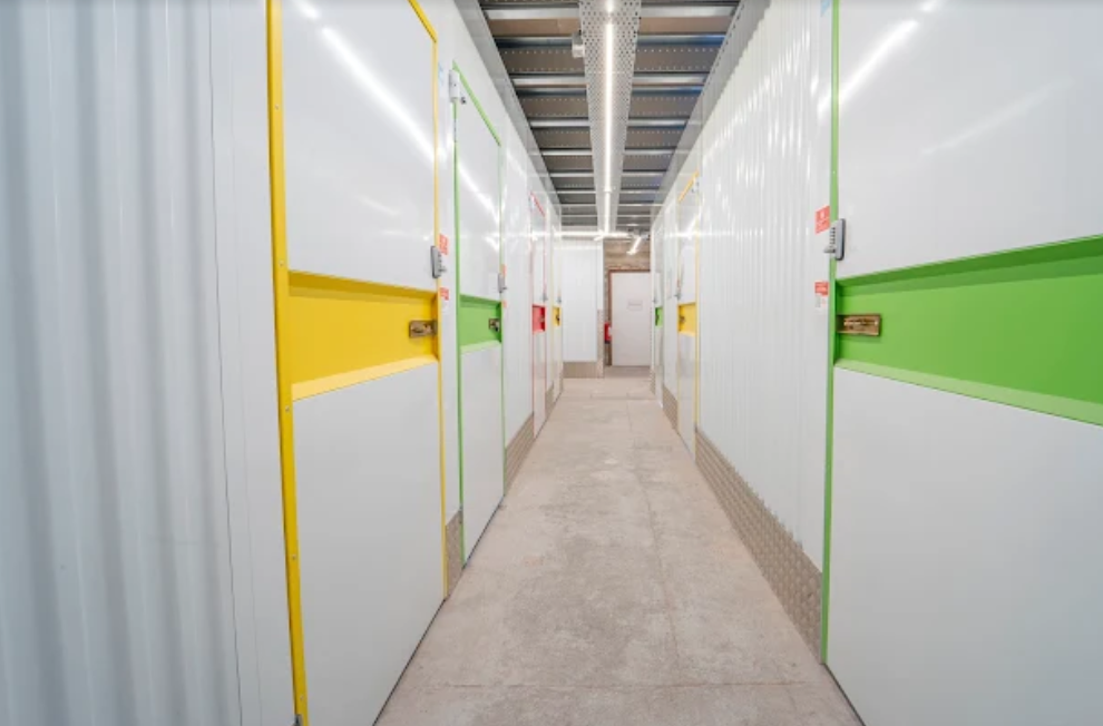 Centre de self-stockage Kostok Chelles avec box de stockage sécurisés accessibles en autonomie