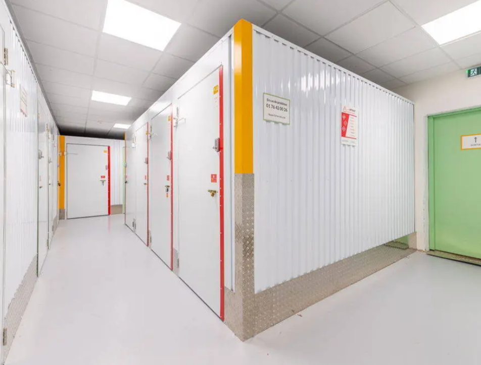 Centre de self-stockage Kostok Dunkerque avec box de stockage sécurisés accessibles en autonomie