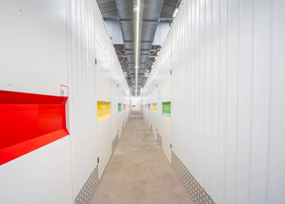 Centre de self-stockage Kostok Palaiseau proche Paris et plateau de Saclay avec box de stockage sécurisés accessibles en autonomie