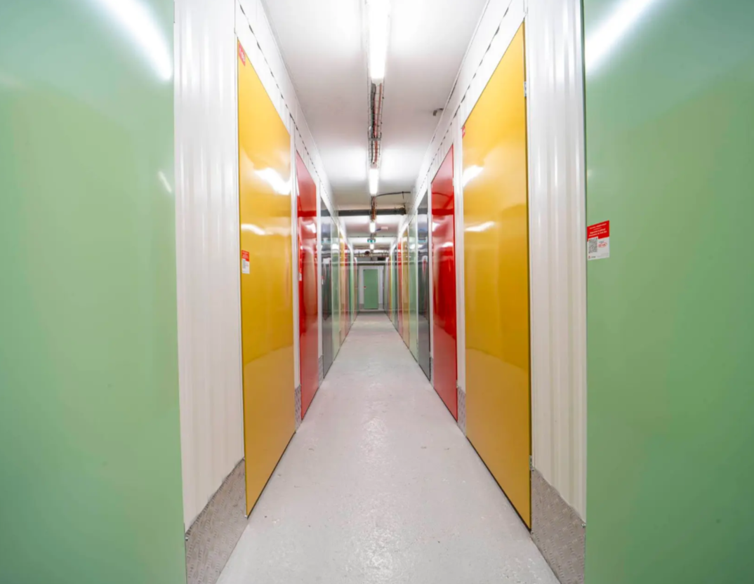 Centre de self-stockage Kostok Paris Riquet avec box de stockage sécurisés accessibles en autonomie