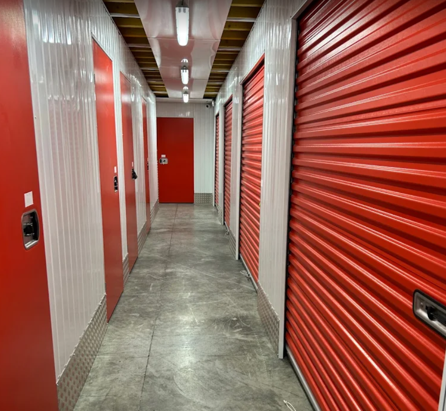 Centre de self-stockage Kostok Saint-Quentin avec box de stockage sécurisés accessibles en autonomie